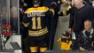 Un jeune fan de Hockey fait des checks aux joueurs des Boston Bruins! Adorable!