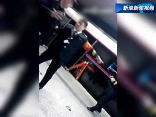 Çin'de Metro Kapısına Sıkışan Kadın Öldü