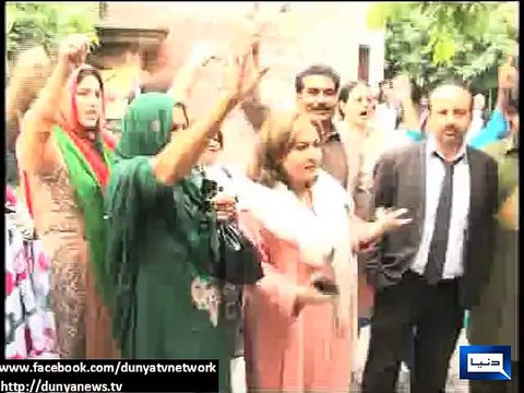 Dunya news-Lahore: PML-N lawyers manhandle Dunya News team in session court premises