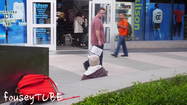 Il se fait passer pour un enfant SDF pour voir la reaction des gens