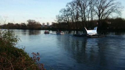 L'hydrolienne d'Orléans remorquée sur la Loire