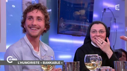 Baptiste Lecaplain rougit à côté de Soeur Cristina - C à vous - 06/11/2014