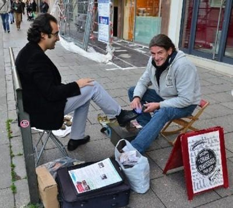 Ekonomik Kriz Fransız'ı Ayakkabı Boyacısı Yaptı