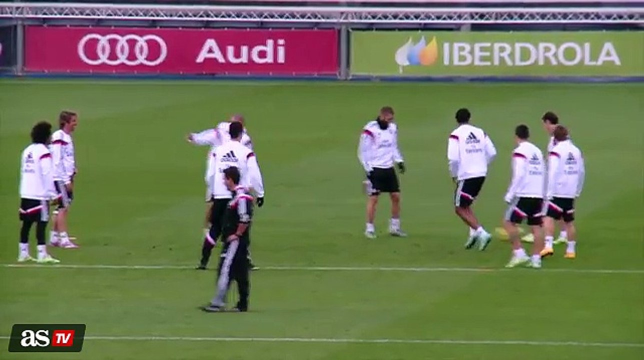 La plantilla se divierte - xAzT