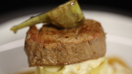 Filet mignon de veau de lait, gâteau de pâtes à la crème de parmesan et poivrades, jus réduit, par Tabata Bonardi (#DPDC)