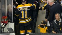 Un enfant fan de hockey fait des checks avec des joueurs