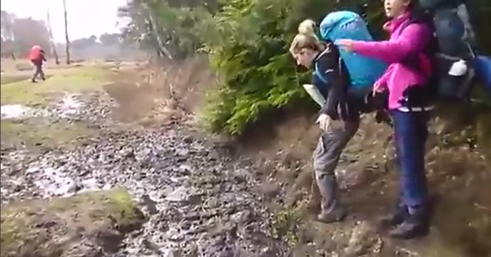 Çamura Balıklama Dalış Yapan Kız!