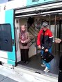 RER Surfing : deux hommes s'accrochent au métro !