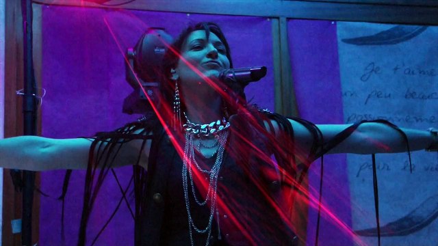 Axelle MAS chanteuse animation soirées tous styles rhone alpes