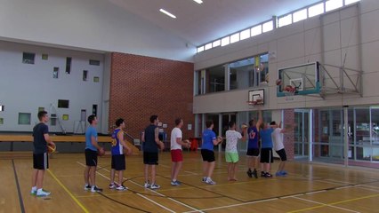 Video herunterladen: Amazing Basket-ball trickShot : 10 players, 10 basketballs and 1 hoop.