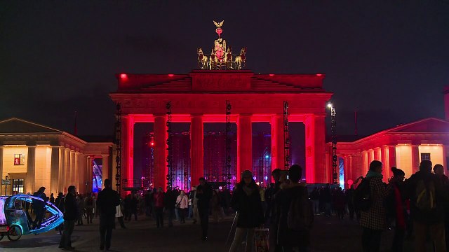 Balões luminosos lembram queda do Muro de Berlim