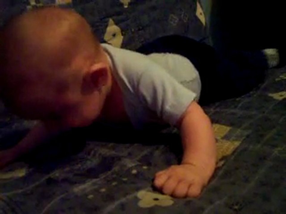 lucas qui fait ses pompes!! lol