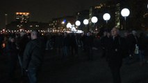 Berlin commémore les 25 ans de la chute du mur avec des ballons lumineux