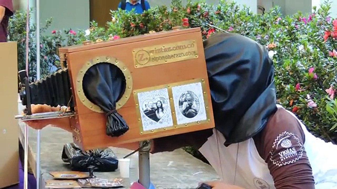 #10778, Mujer toma fotos con una cámara de fotos antigua [Raw], Objetos antiguos