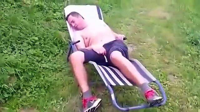 Petite blague à un pêcheur endormi !