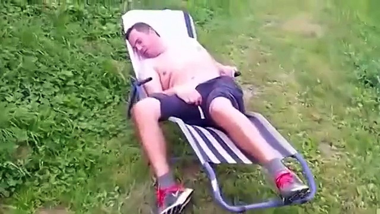 Petite blague à un pêcheur endormi !