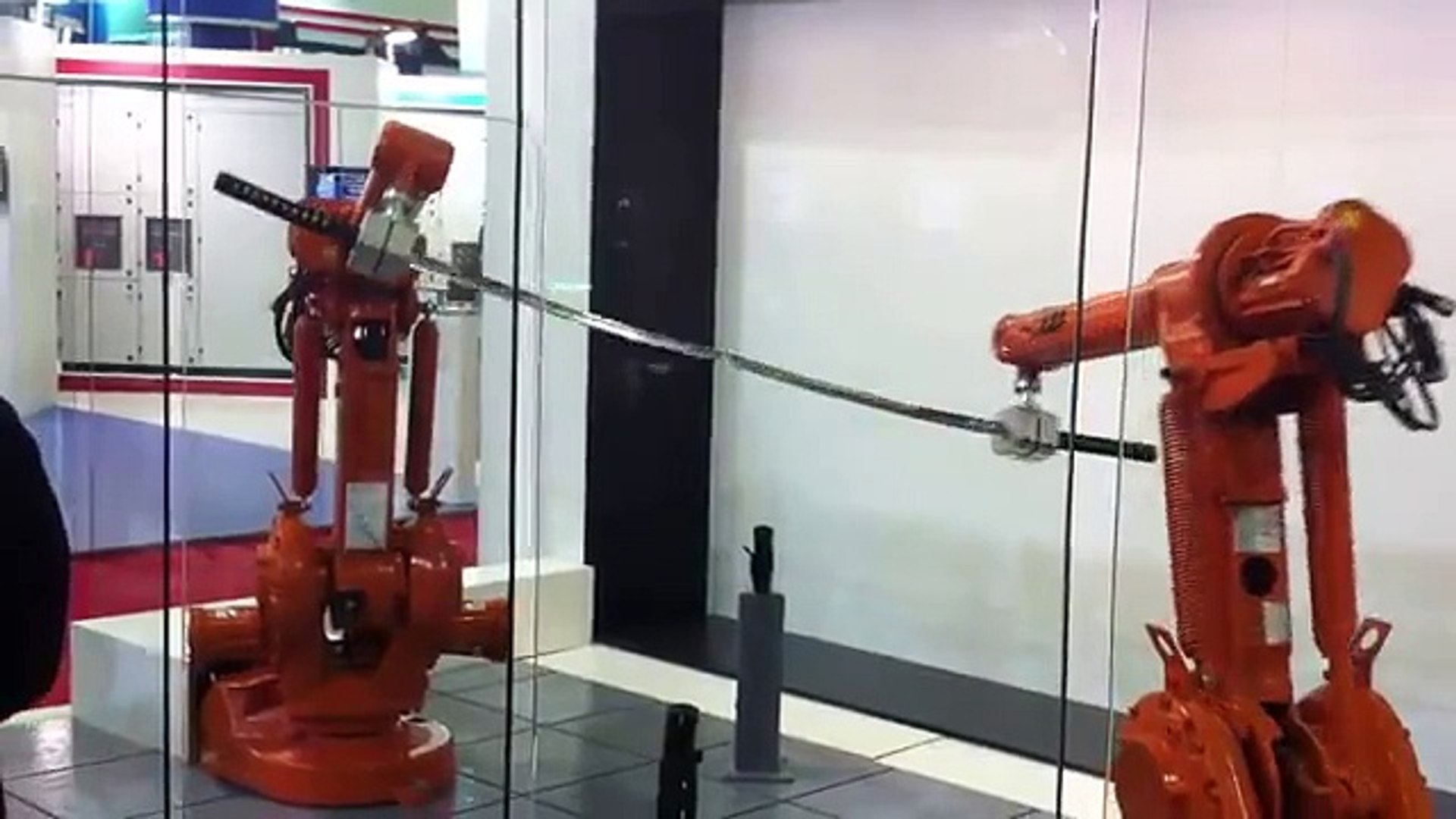⁣Combat au katana entre deux robots