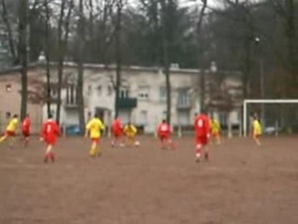 Drible d'Alex et semelle de Romain