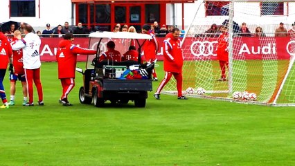 Muller i Weiser wjechali na boisko wózkiem golfowym