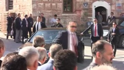 Davutoğlu, Emir Sultan Türbesini Ziyaret Etti