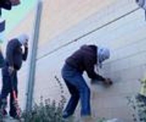 Filistinliler Ayrım Duvarı'nda delik açtı