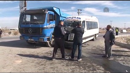 Konya'da yolcu minibüsü kamyonla çarpıştı: 9 yaralı