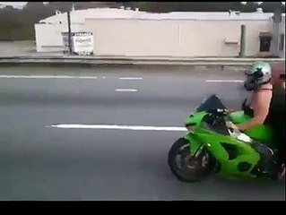 Şişko ve öfkeli motor sürücüsü