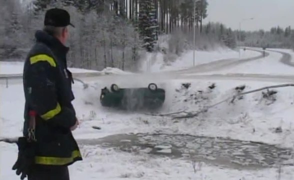 Pendant une interview sur une route dangereuse devinez ce qui arrive..