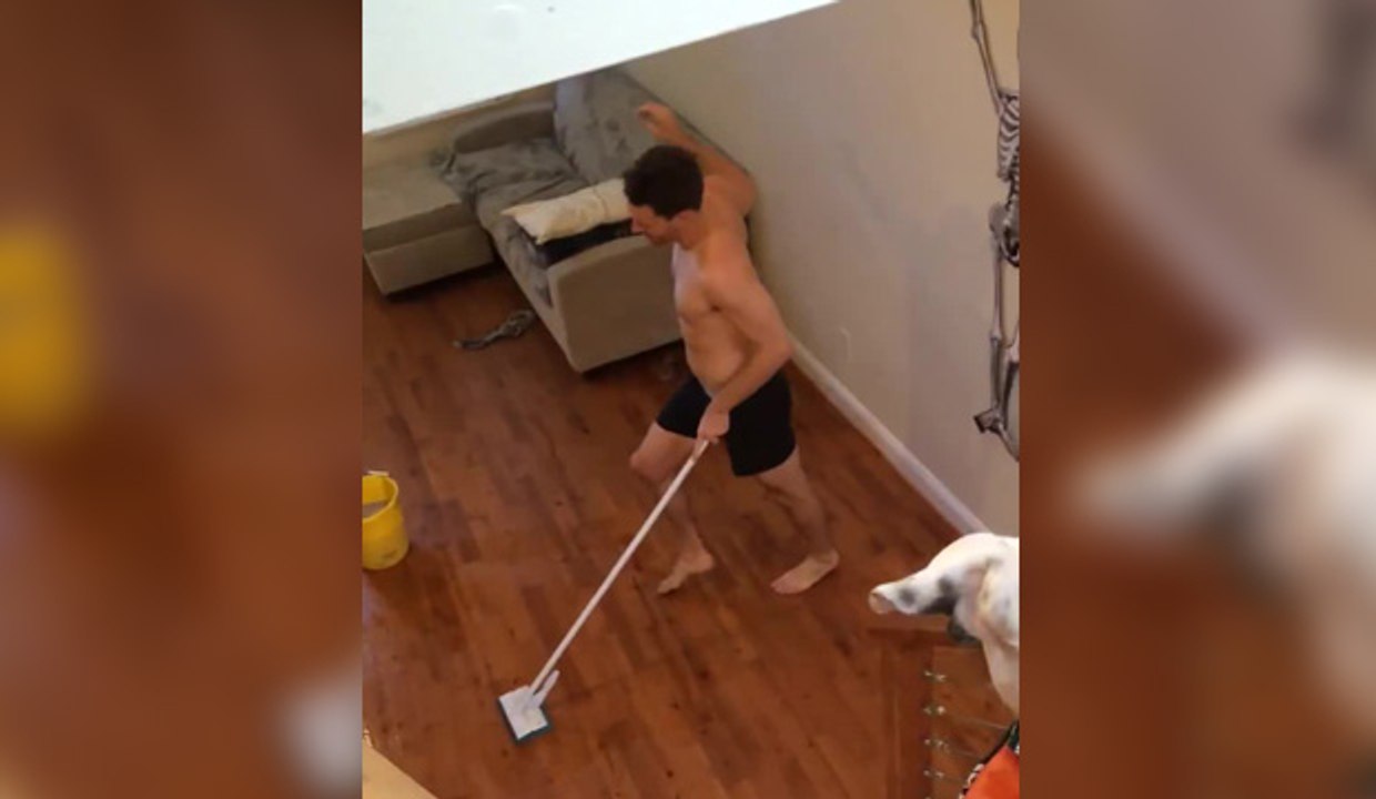 Surpris en train de danser en nettoyant le parquet