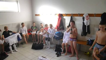 Hervé fété par les U11 dans les vestaires de Dossenheim : 35 ans!