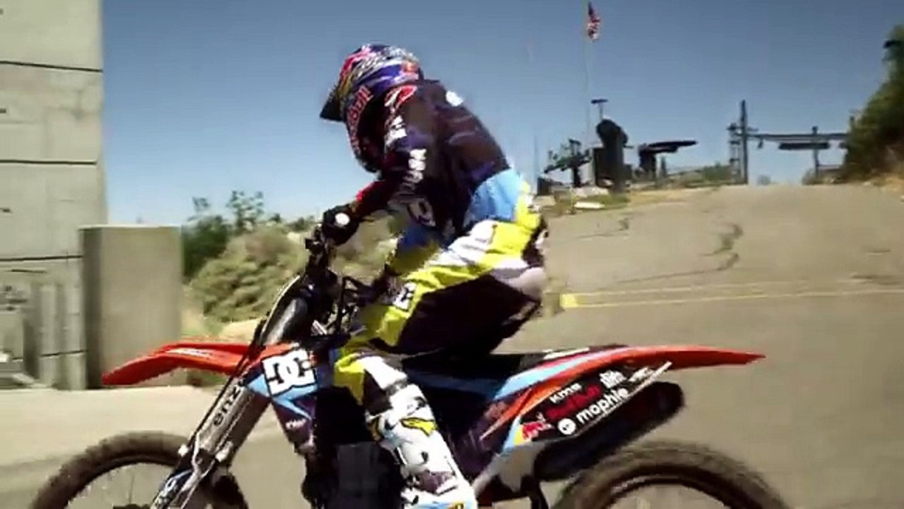 Saut en motocross depuis un tremplin de ski