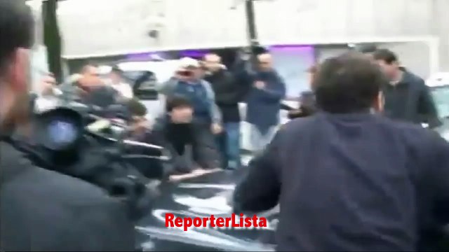 Salvini in visita al campo rom di Bologna, centri sociali assaltano auto del segretario Leghista