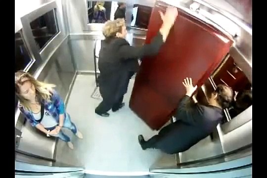 Korkudan Öldüren Şaka Tabutlu Asansör Şakası video izle Komedi Mynet Video