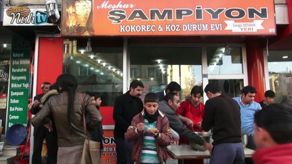 Şampiyon Kokoreç Aşure Dağıttı