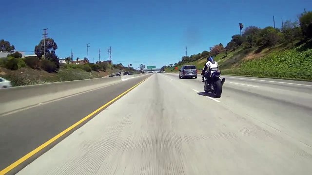 Yamaha R1 vs BMW HP4 S1000RR - Araba Tutkum