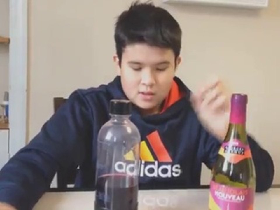 Un enfant fait du vin pétillant