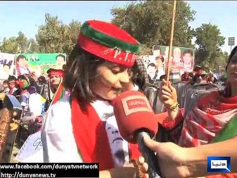 Dunya News - Women and children enthusiastically participate in PTI Rahim Yar Khan rally