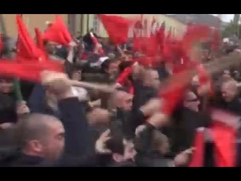 Napoli - Sblocca Italia , scontri a Bagnoli: i manifestanti si difendono (08.11.14)