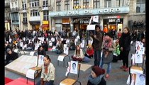 Lille: quarante-trois chaises vides sur la Grand-Place, en hommage aux étudiants mexicains disparus