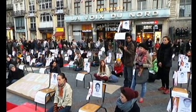 Lille: quarante-trois chaises vides sur la Grand-Place, en hommage aux étudiants mexicains disparus