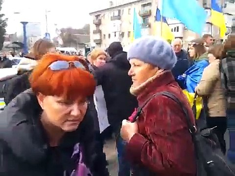 Украина. Жители Мариуполя порвали на куски флаг ссср