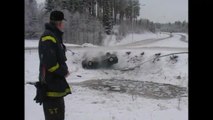 Accident de voiture en direct devant la caméra de TV4 en Suède