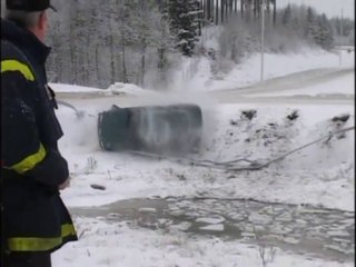Une voiture se retourne en direct sur TV4 en Suède