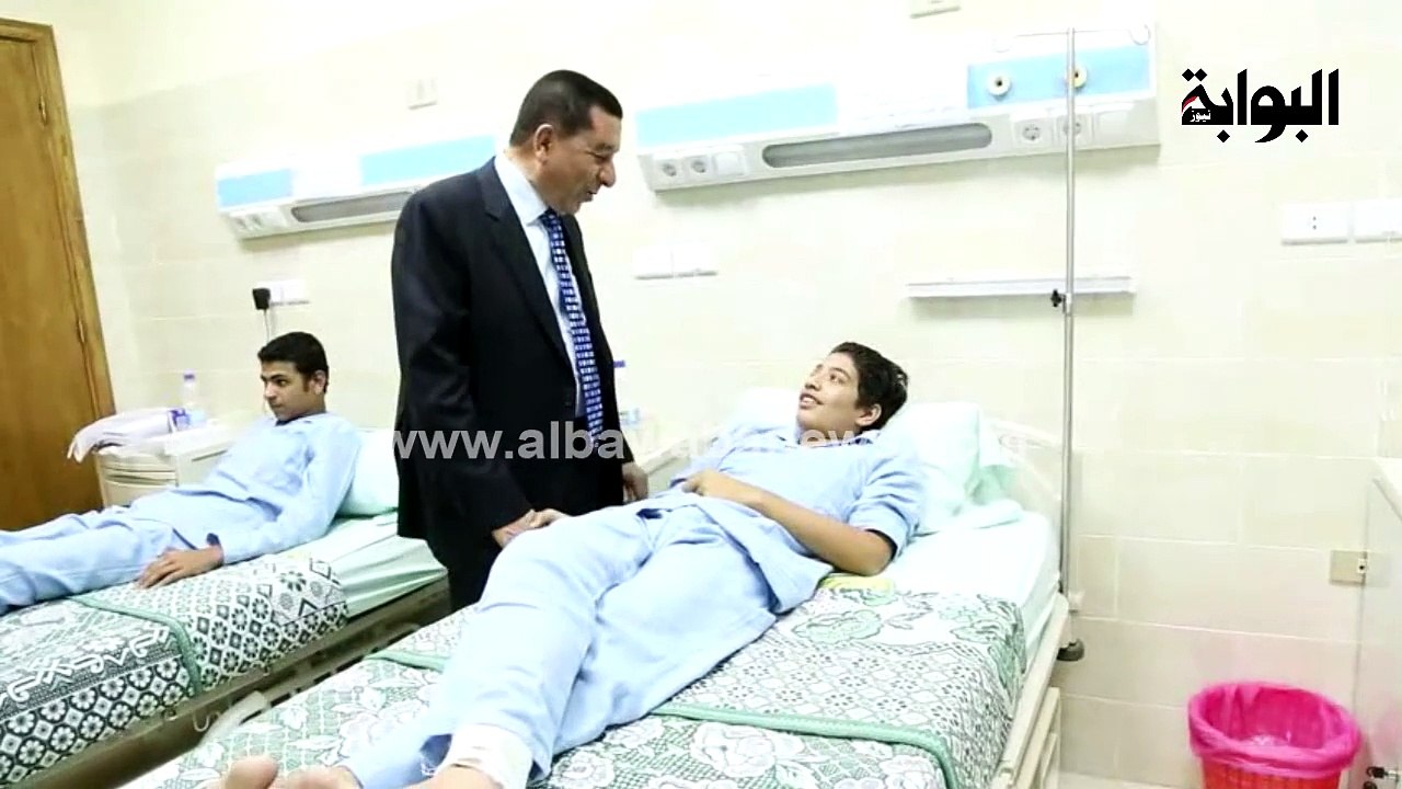 محافظ البحيرة يزور مصابي "الأوتوبيس" المحترق وأحدهم يروي له تفاصيل الحادث