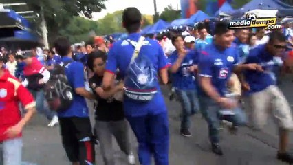 Se enfrentaron policías y aficionados fuera del Azul