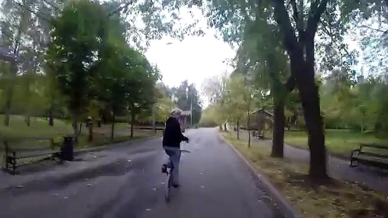 Dévaler une colline debout sur un vélo