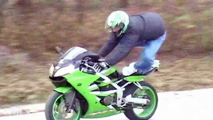 Instant Karma pour un motard debout sur sa moto