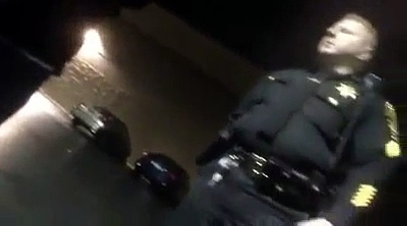 Ce flic n'a rien à faire de vos droits : claque dans la tête direct!