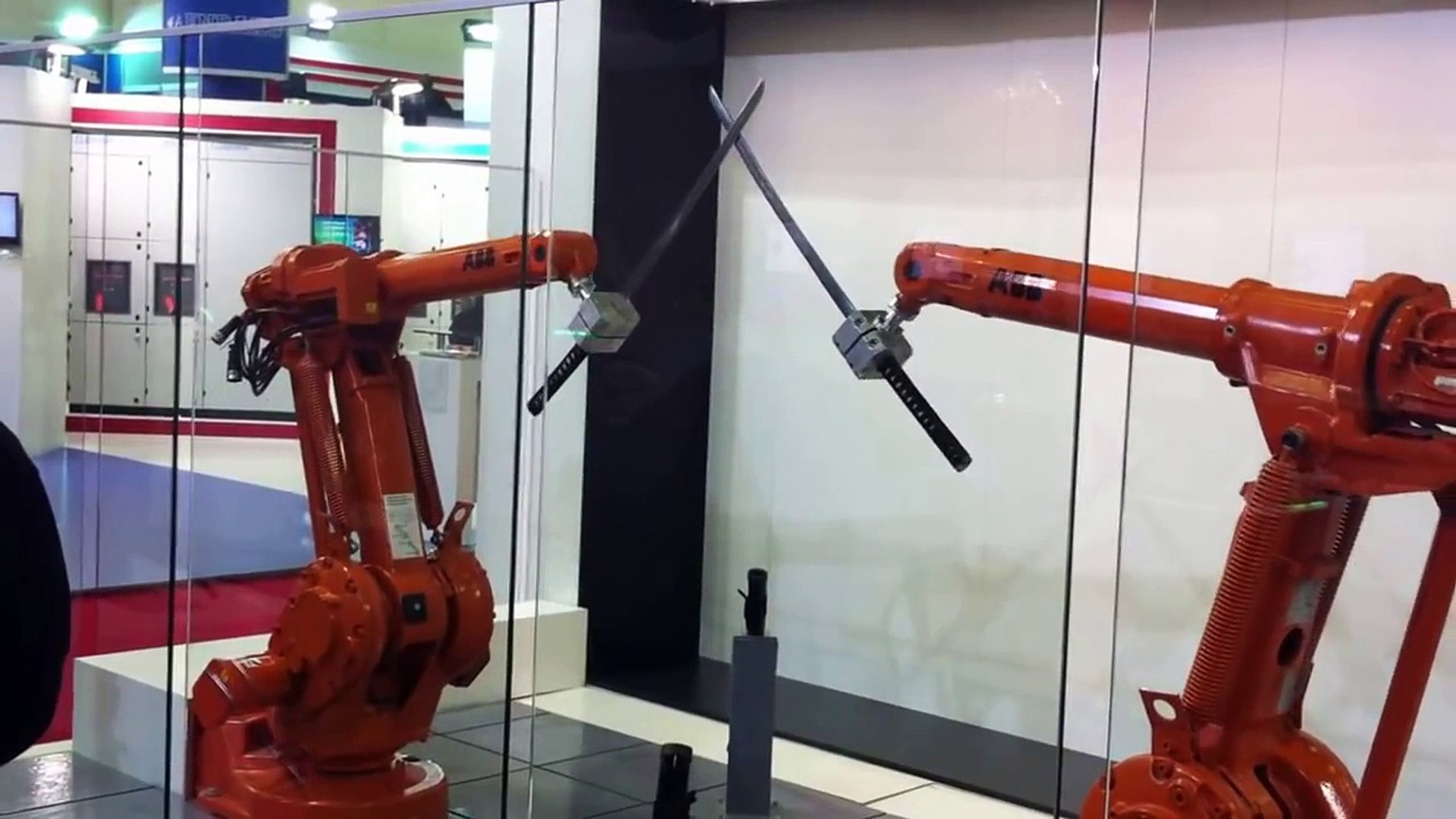⁣Combat de Katana entre robots
