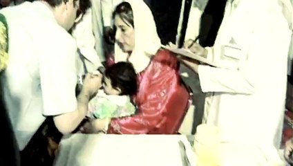 Benazir Bhutto administered polio drops to her daughter